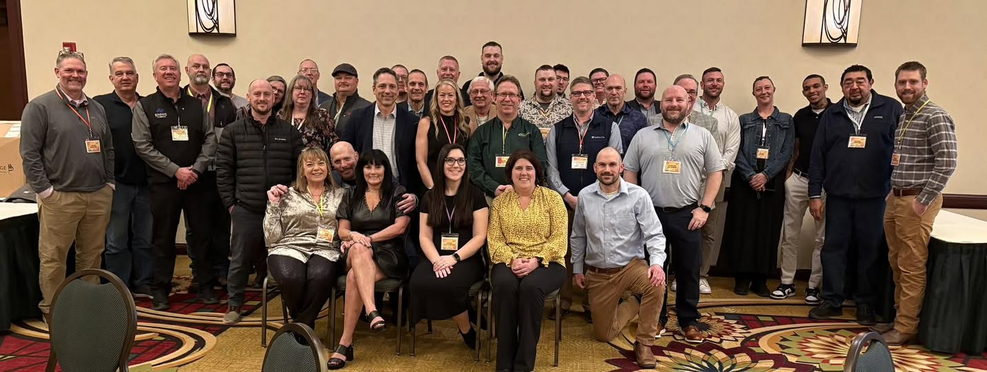 637462730_1778386076771556_3978656530378282548_n Group photo of an assembly of professionals in a conference setting.